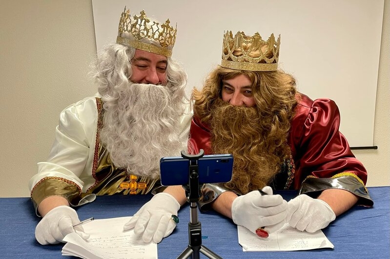 Melchor y Gaspar hablan con los niños de  Guijuelo por videollamada 